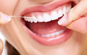 بهترین روش نخ دندان کشیدن چیست؟